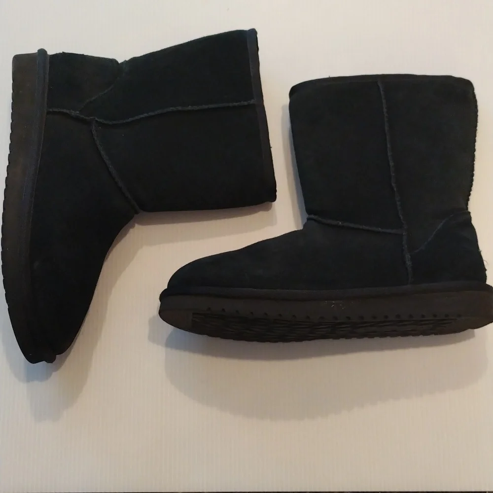 - -Koolabura by Ugg black suede fleece lined boots